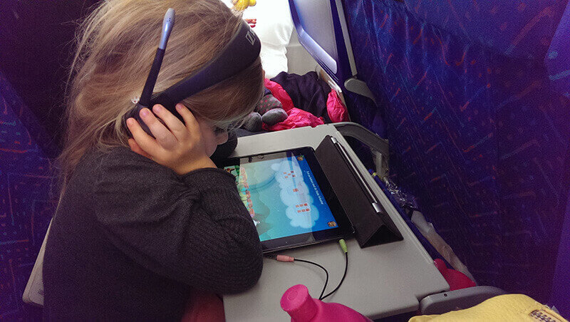 Smilla spiller lolas matematiktog ombord på flyet